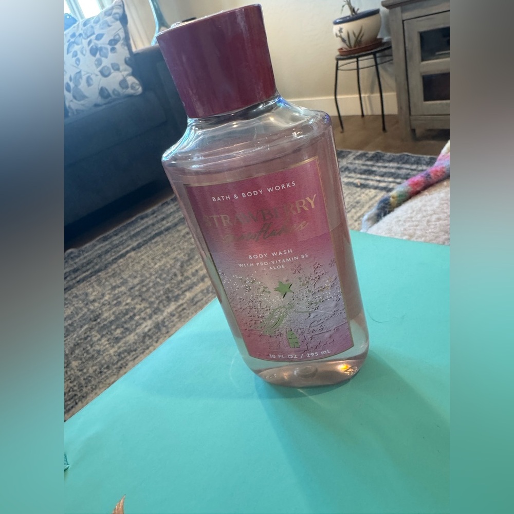 Strawberry Snowflakes Body Wash